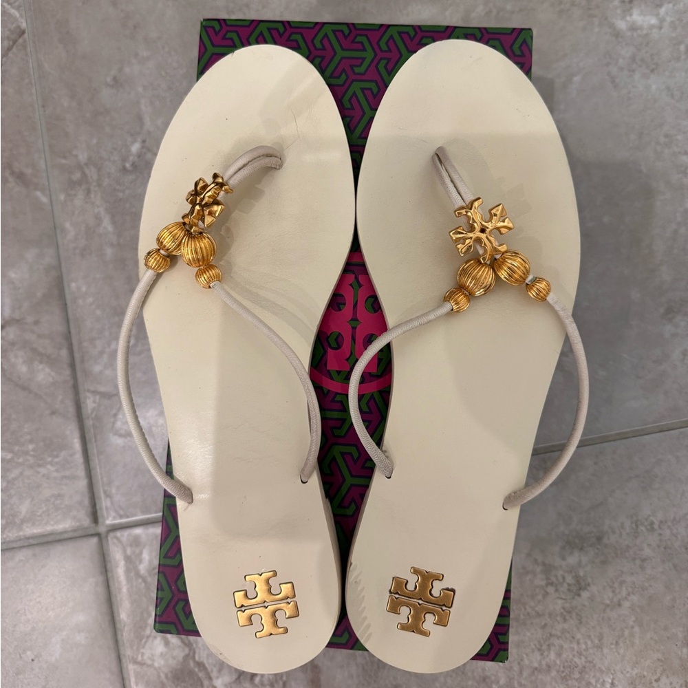 TORY BURCH CAPRI BEADED THONG SANDAL IVORY LEATHER GOLD-TONE LOGO SZ US 8